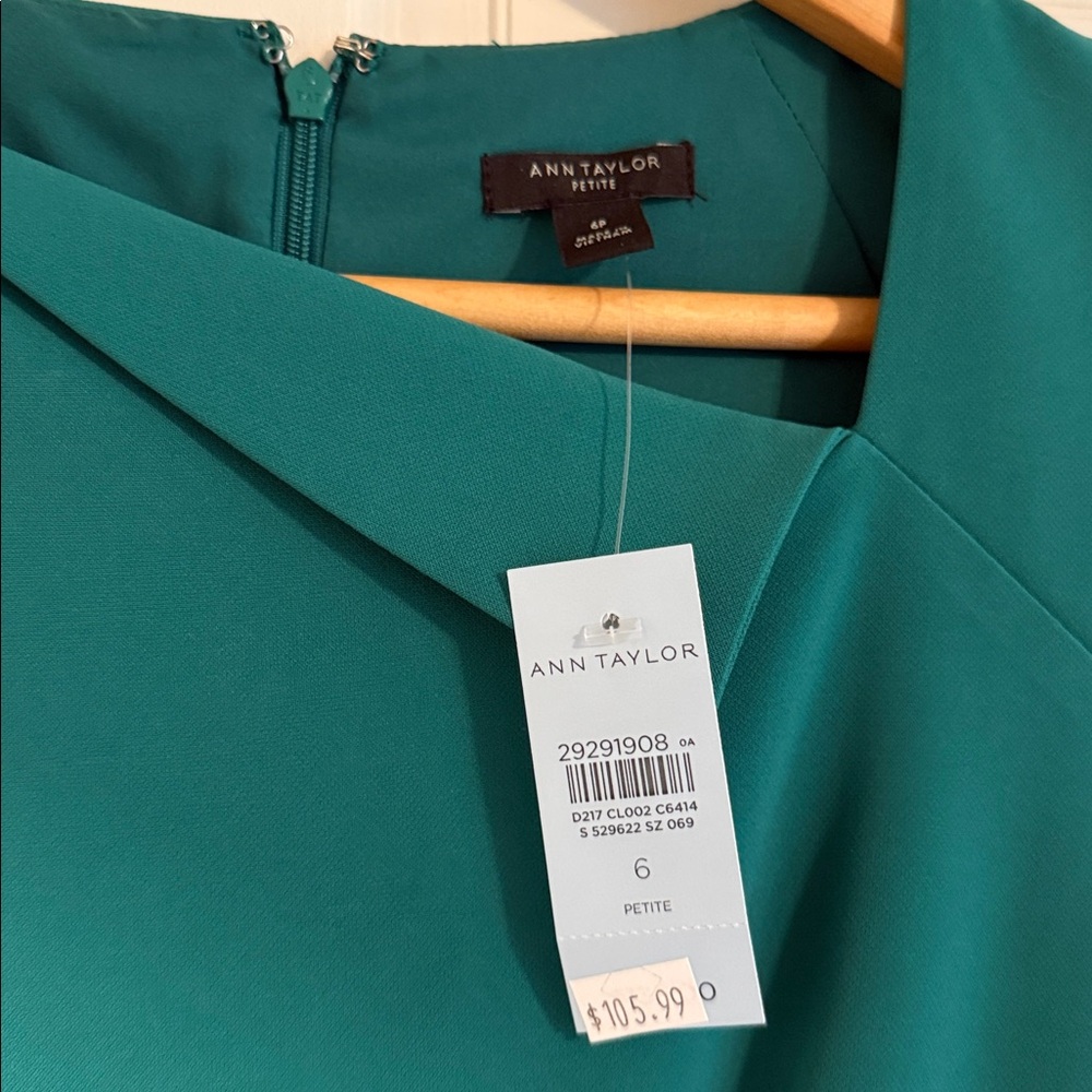 Elegant Green Sleeveless Dress - Picture 2 of 2